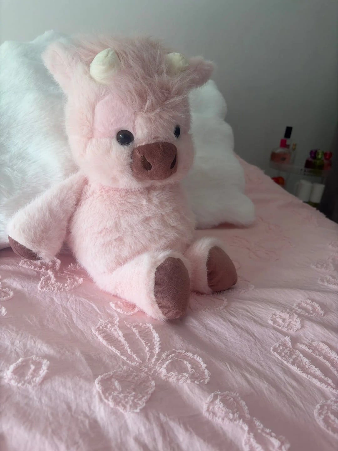 Customer photo review of La peluche vache qui court quand on l’agite | Floomie®