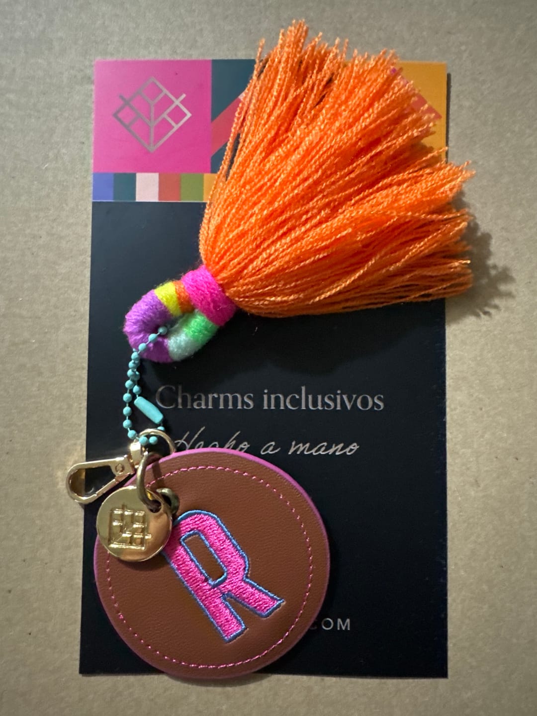 Customer photo review of Tag inicial bordada + charm