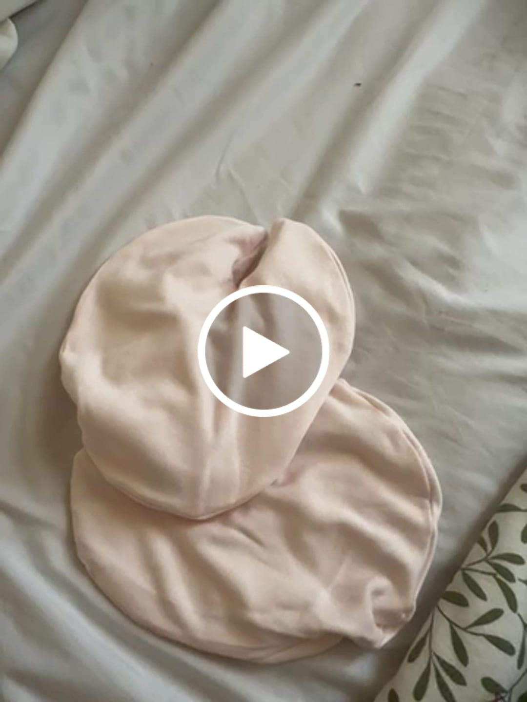 Customer video review of Momcozy Hot and Cold Breast Pads, 2 Pads