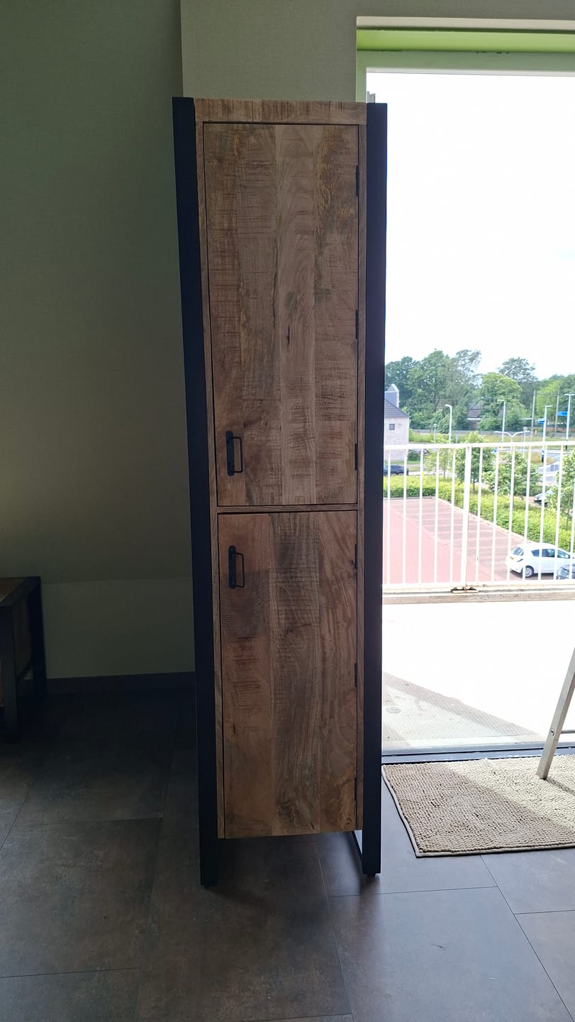 Customer photo review of Smalle hoge kast Britt Mangohout Staal 50x40x200cm