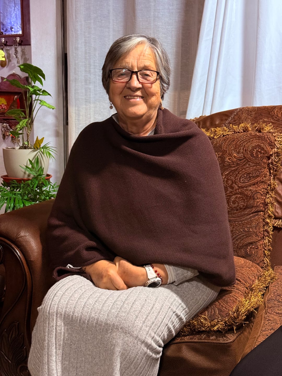 Customer photo review of SWEATER CHARLOTTE CAFÉ - PONCHO ASIMÉTRICO MANTA DE ALGODÓN