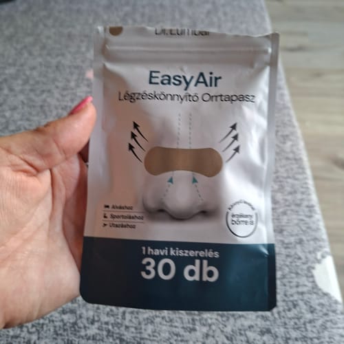 Vásárló kezében tartja az EasyAir Légzéskönnyítő Orrtapasz csomagolását.