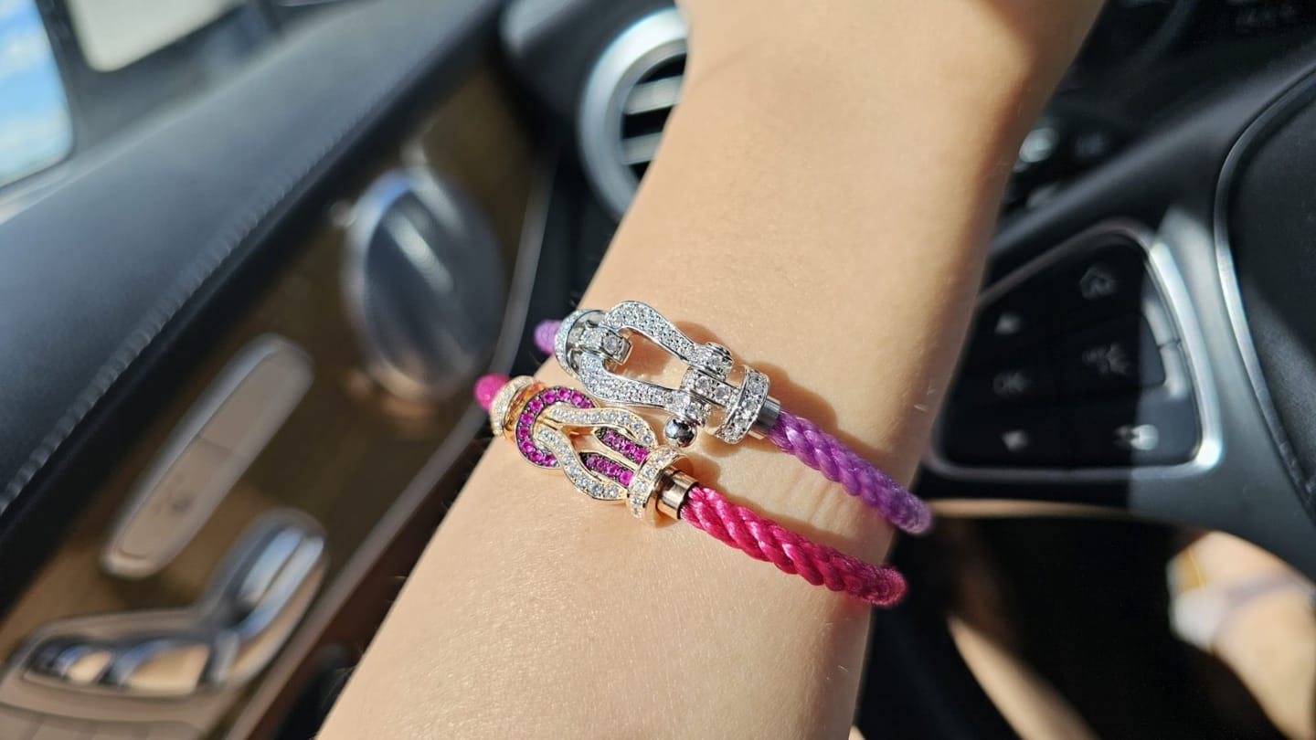 Customer photo review of צמיד יוקרתי עם רצועת חבל ורודה ואבזם אינסוף בגוון רוז־גולד משובץ זירקונים נוצצים — JEWELLUXE™