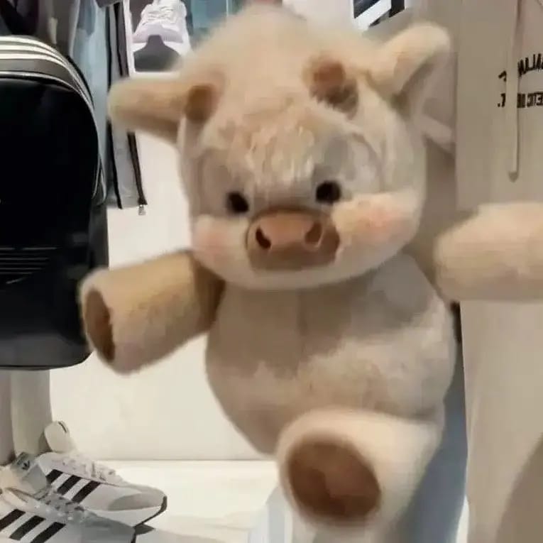 Customer photo review of La peluche vache qui court quand on l’agite | Floomie®