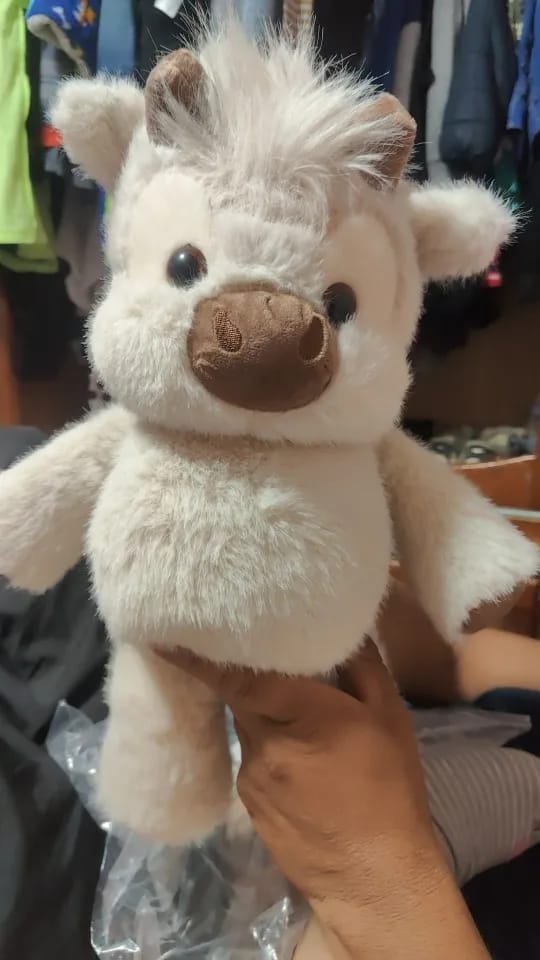 Customer photo review of La peluche vache qui court quand on l’agite | Floomie®