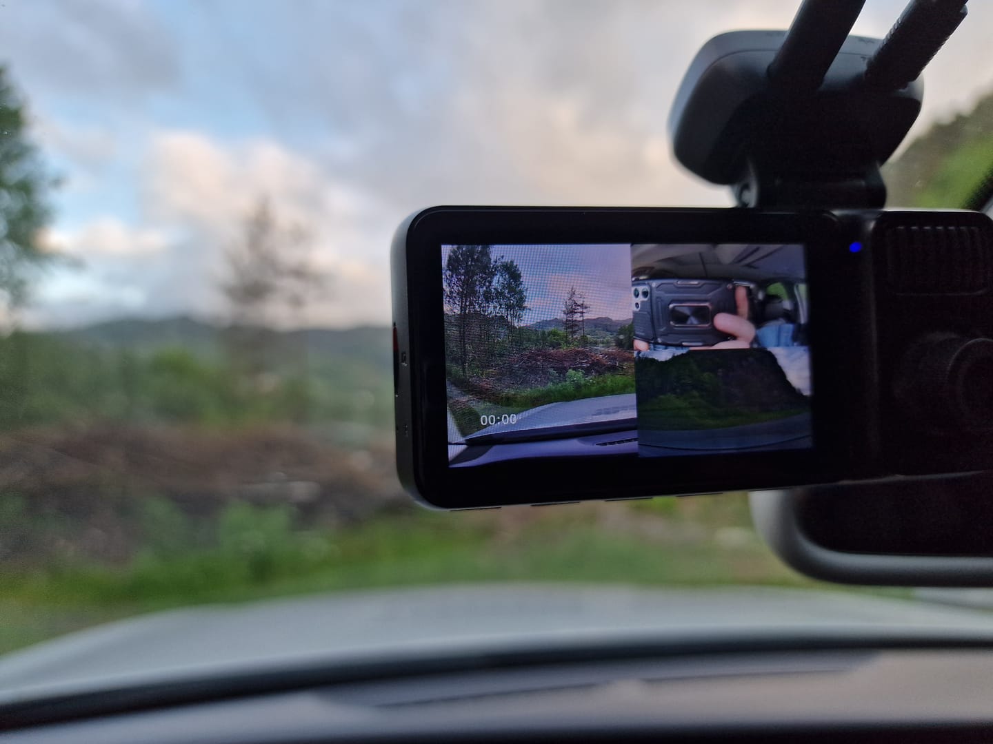 Customer photo review of Redtiger F17 Elite 3-Channel 4K+2.5K+1080P 24/7 Ultra-Colour Wi-Fi 6 Dash Cam