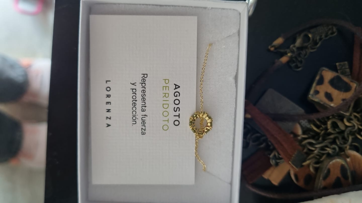 Customer photo review of Arma Tu Collar Dije Birthstone
