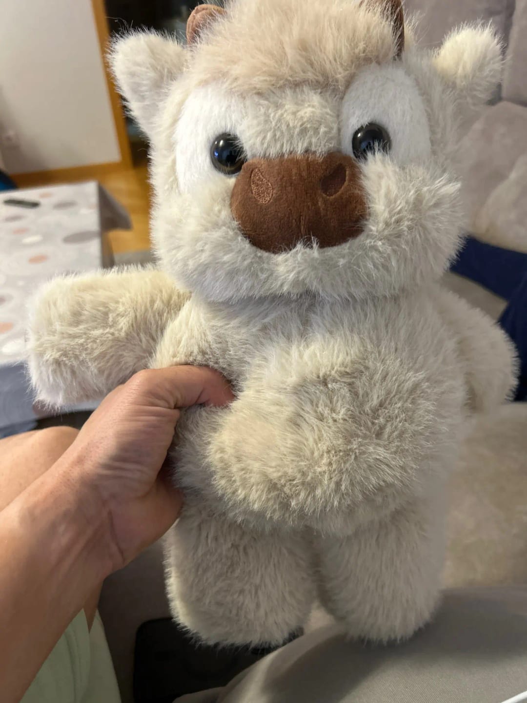 Customer photo review of La peluche vache qui court quand on l’agite | Floomie®