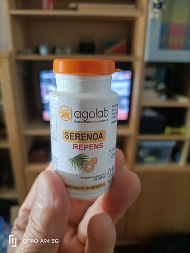 Cliente che tiene in mano il flacone bianco di integratori Serenoa Repens.