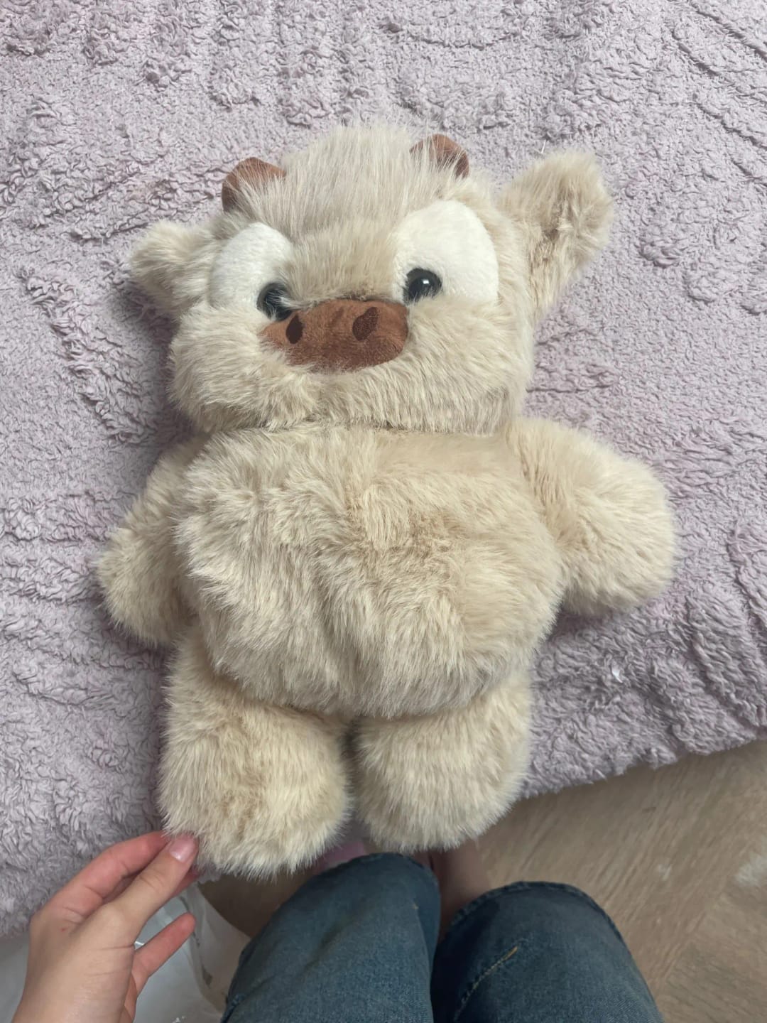 Customer photo review of La peluche vache qui court quand on l’agite | Floomie®