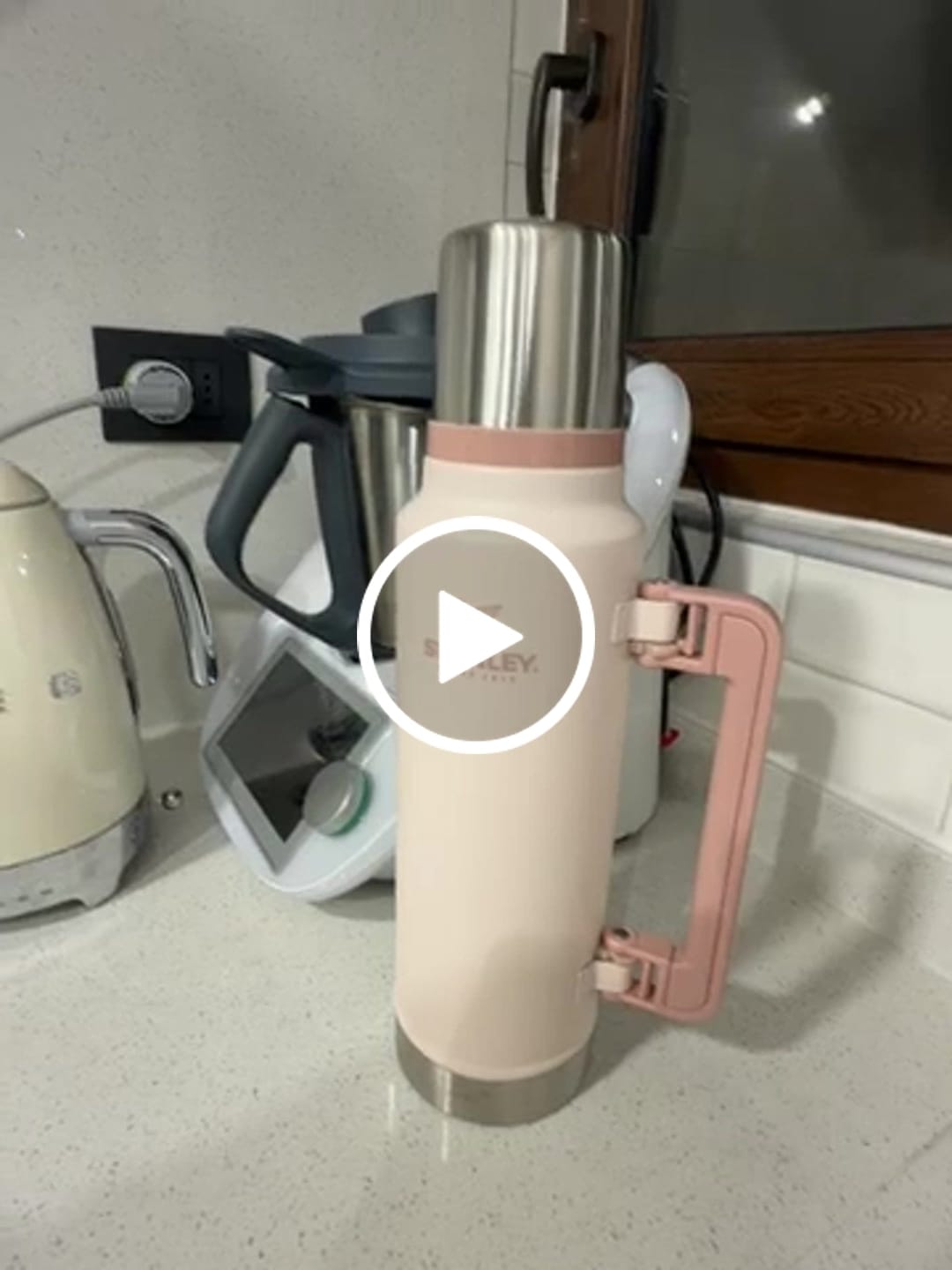 Customer video review of Termo Stanley Classic Rosa Palo | 1.4 lt