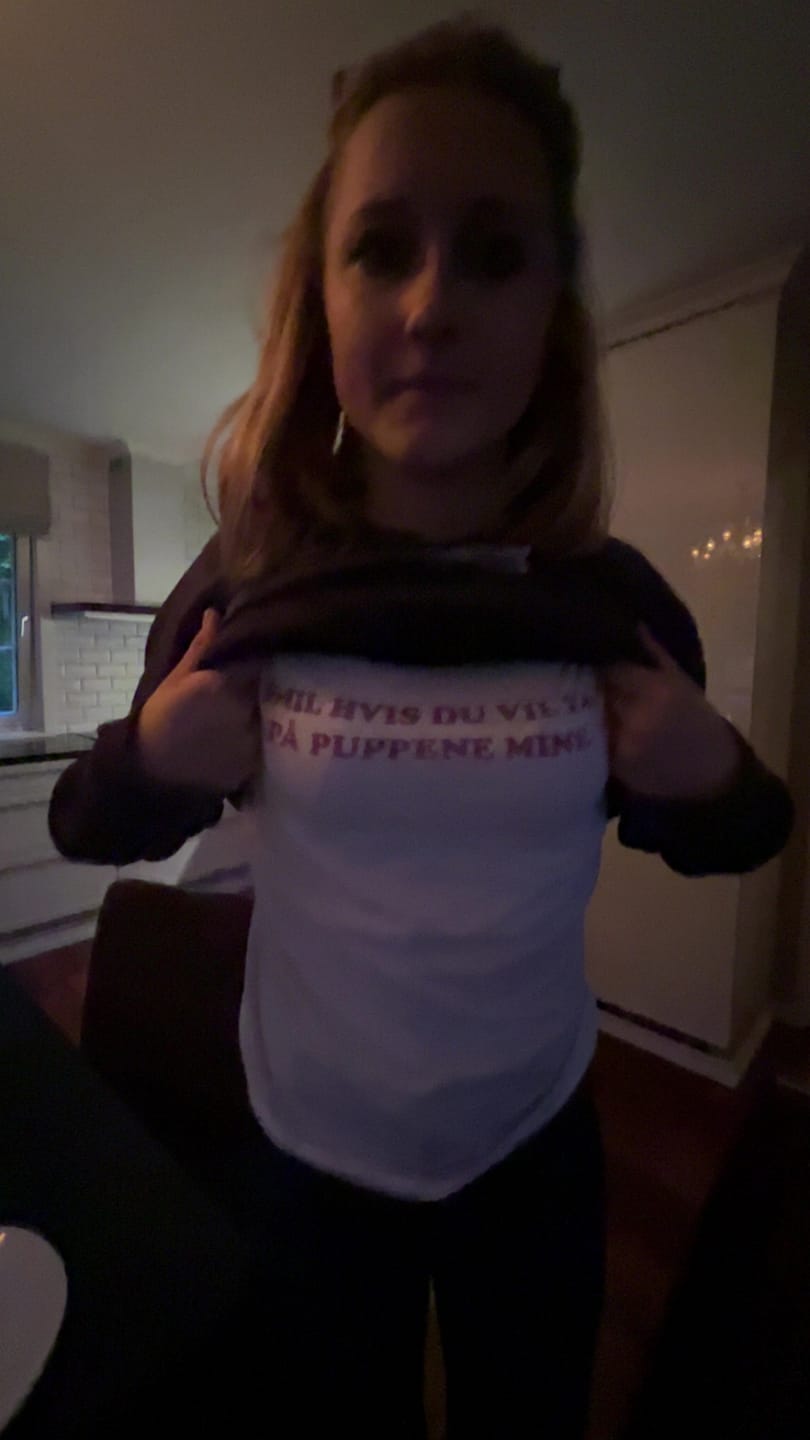 Customer photo review of SMIL HVIS DU VIL TA PÅ PUPPENE MINE - DAME T-SKJORTE