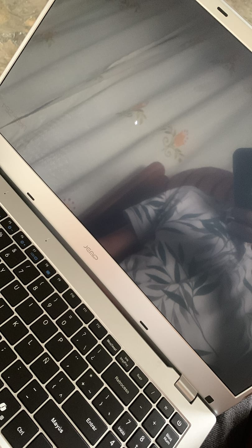 Customer photo review of Laptop Jemip Swift 15.6" - Intel Celeron N4020 - 8GB RAM - 256GB SSD - Full HD IPS - Español - Plata - JPBSWIFTC08-402015G
