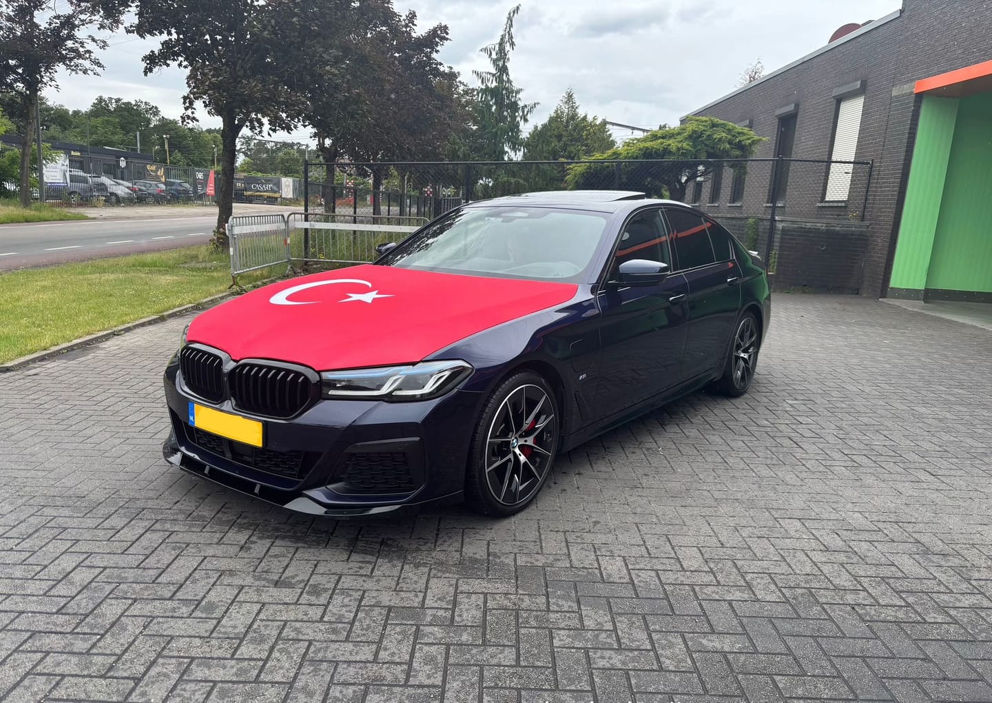 Customer photo review of Drapeau Capot Tissus Elastique (Compatible toute les voitures)