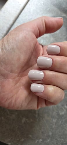 Rezensent zeigt die Passform der Sea Glass Green UV-Gel-Nagelfolien auf kurzen, gepflegten Nägeln.