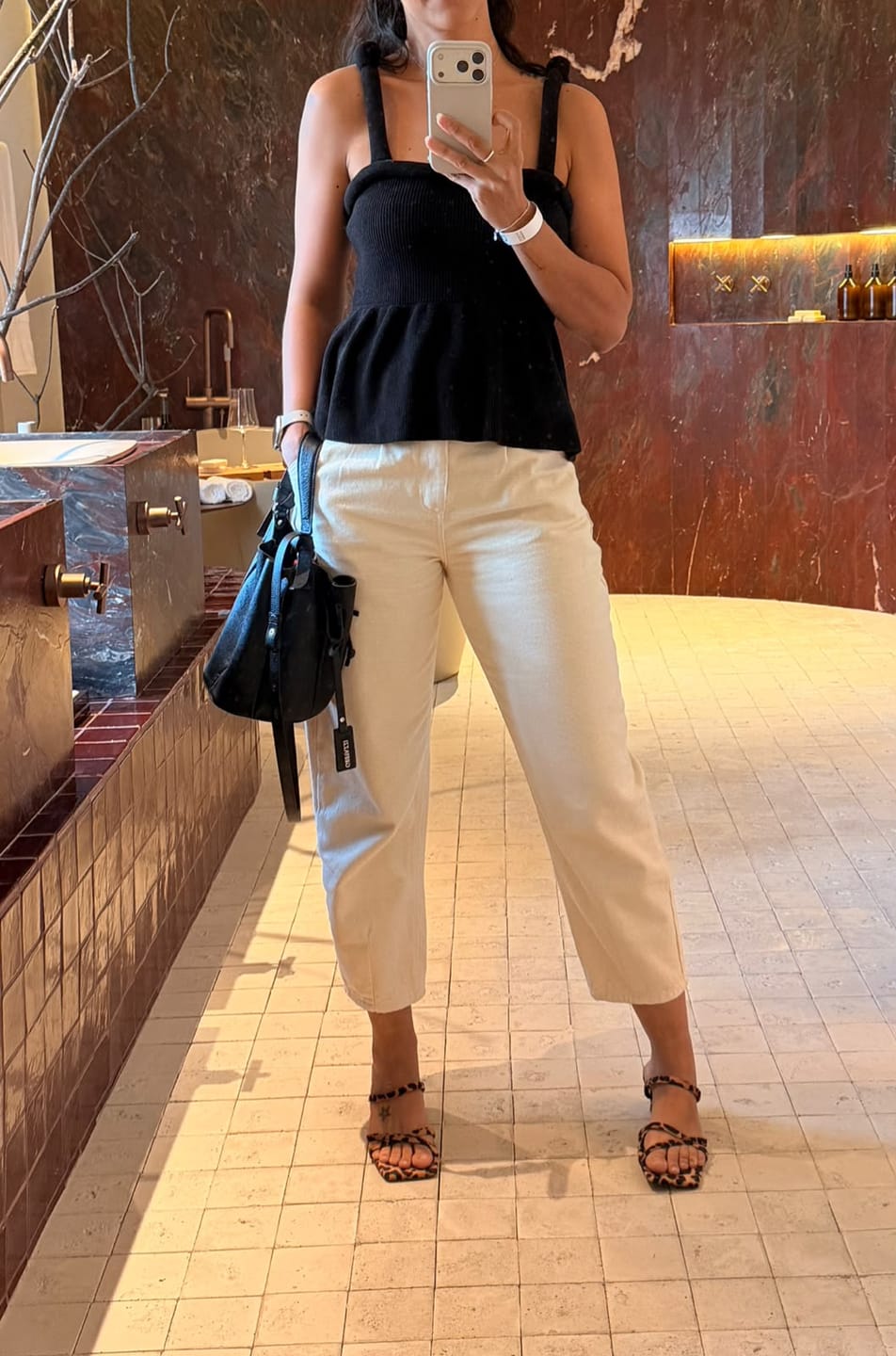 Customer photo review of Calça Jeans Slouchy Cacau Bege