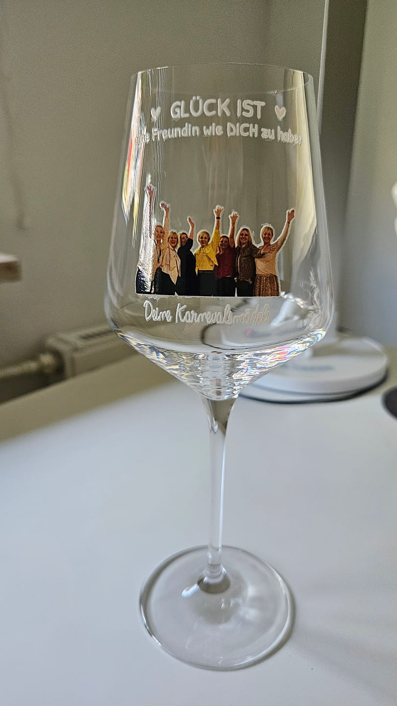 Customer photo review of Besties - Bedrucktes Weinglas mit Foto für beste Freundinnen