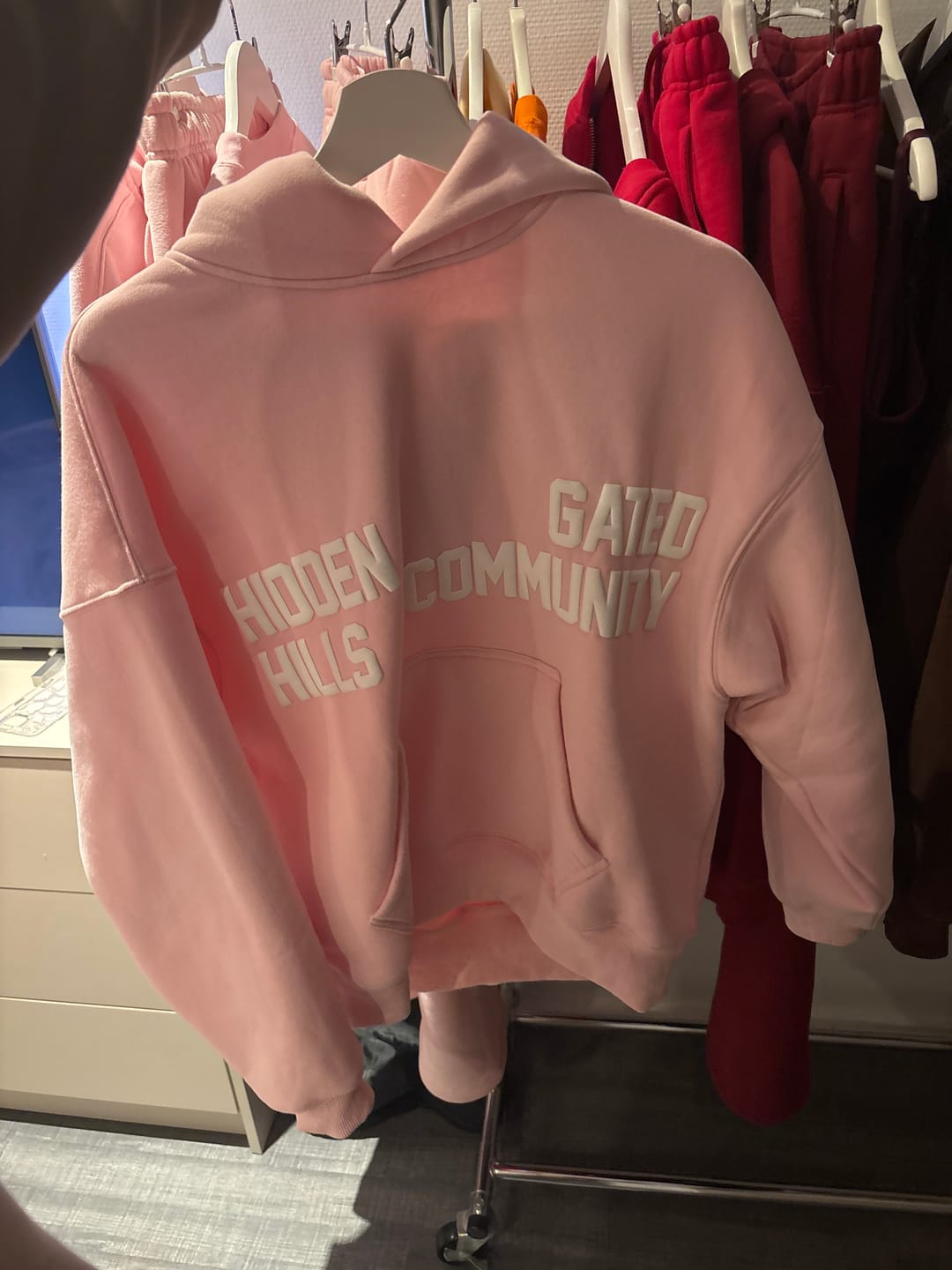 Kundenfoto-Bewertung von GATED COMMUNITY HOODIE LIGHT PINK