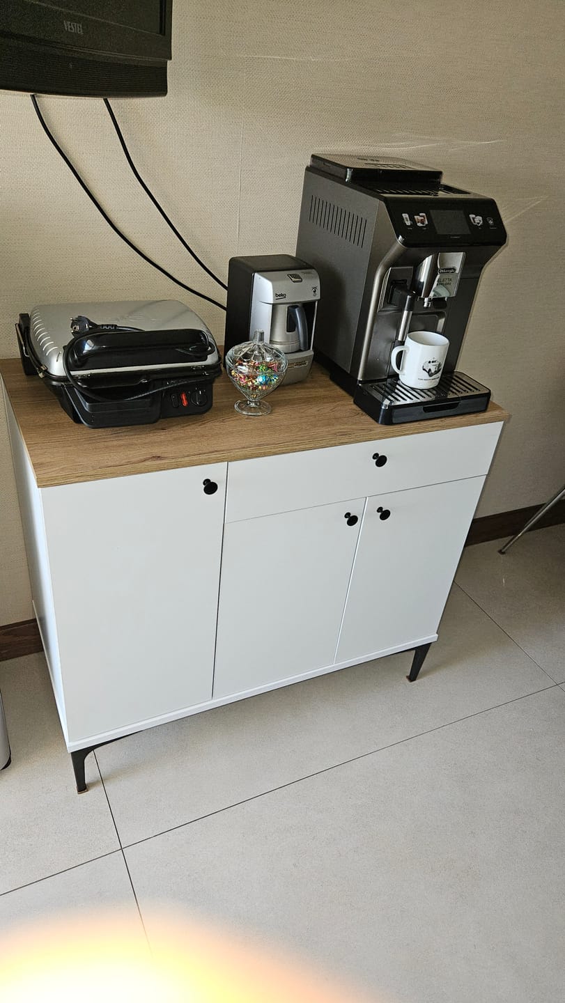 Customer photo review of Rani JE194 Kahve Köşesi Çok Amaçlı Dolap 3 Kapaklı 1 Çekmeceli Kiler Mutfak Dolabı Beyaz - Sepet Ceviz