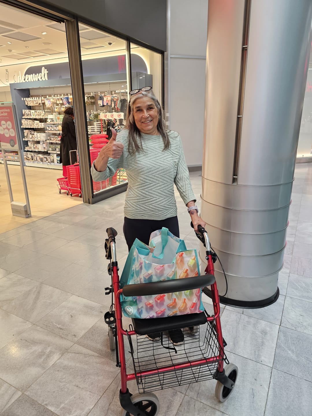 Customer photo review of Trendmobil Rollator nur 6,7 kg - inkl. Korb und Stockhalterung