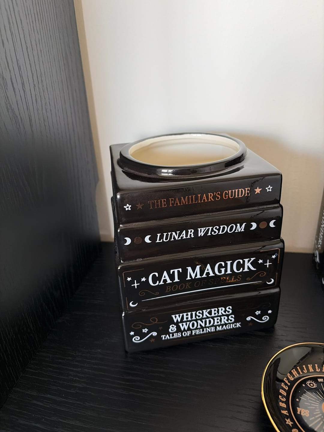 Customer photo review of Katzenmagie Vase „Bücher der Magie“ – Witchy Deko Blumenvase