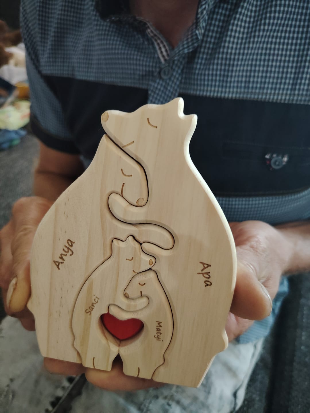 Customer photo review of Szívből Faragva ™ - Fa Maci Család Név Gravírozással