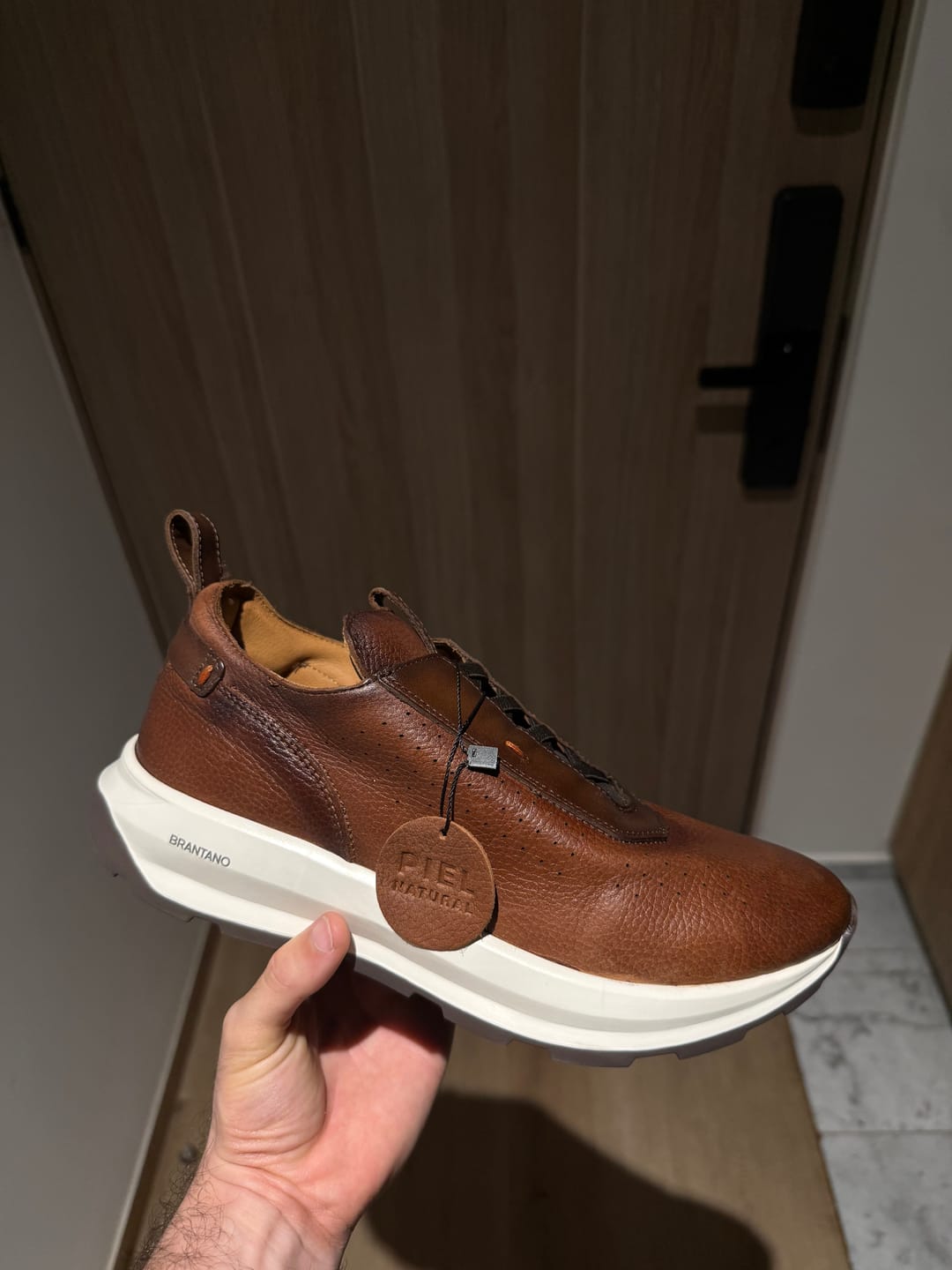Customer photo review of SNEAKER SUELA ULTRA LIGERA AGUJETAS ELÁSTICAS PIEL CAFÉ