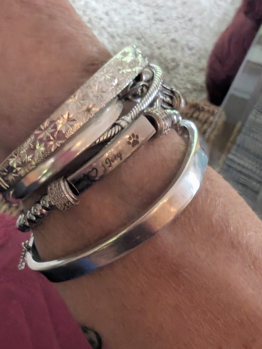 Customer photo review of FOR MEMORIAL-My Four-Legged Angel Is Always Nearby Custom Name Bead Bracelet