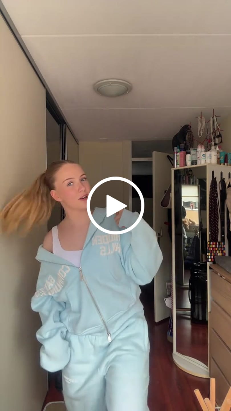 Customer video review of GATED COMMUNITY ZIP HOODIE LIGHT BLUE