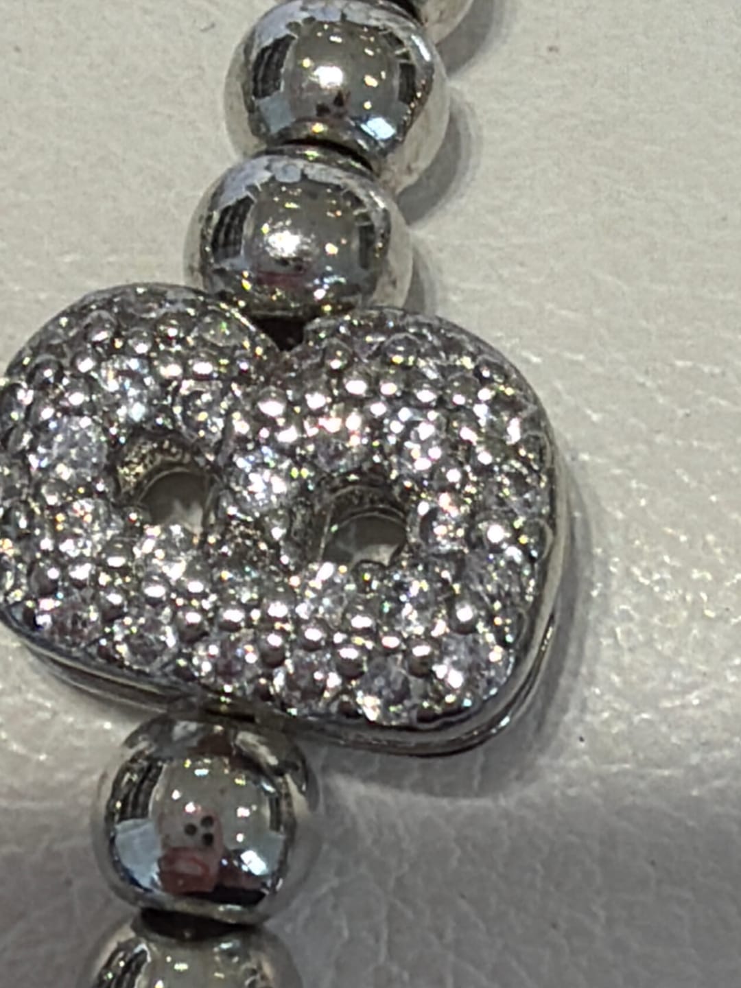 Customer photo review of Pulsera Dorada Bolitas Birthstone Cuadrado