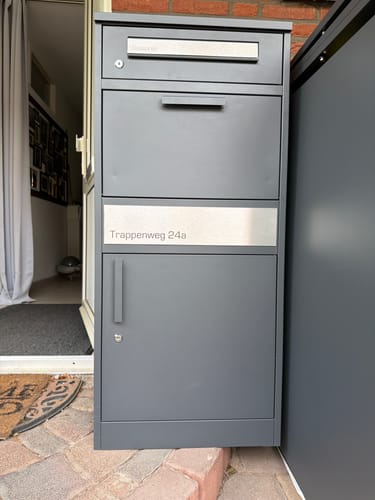 Customer photo review of Paketbox PB1 mit Briefkasten | anthrazit - RAL7016 | personalisiert mit Edelstahl-Schild