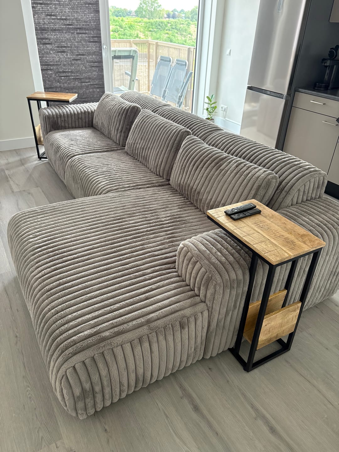 Customer photo review of Bijzettafel Britt voor over de bank | Mangohout en Staal | 45x29x69cm