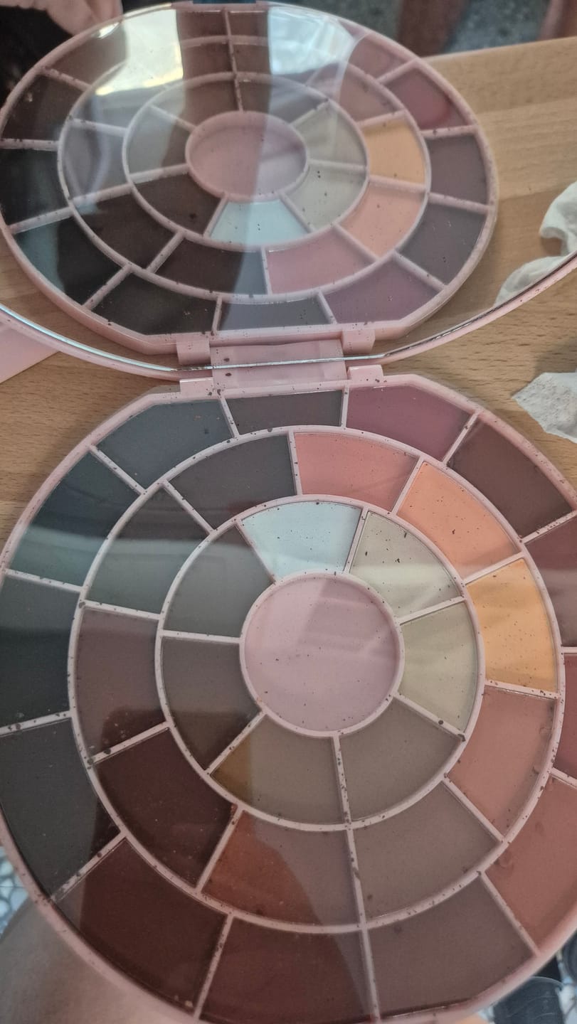 Customer photo review of Off The Record Eyeliner Palette