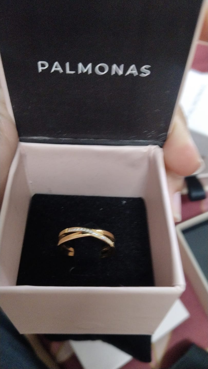 Customer photo review of Cross-Over Stones Lined Twist Ring