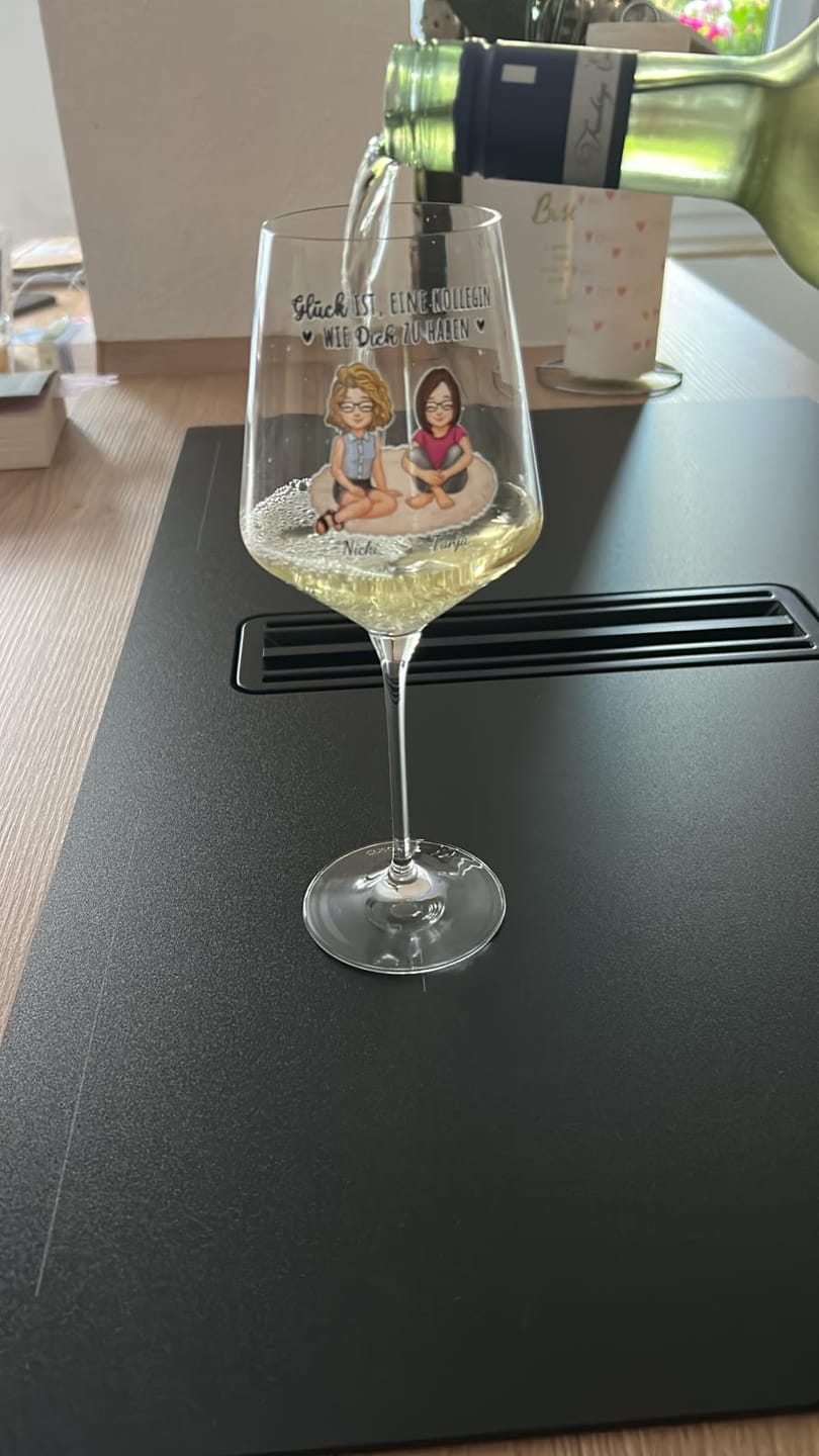 Customer photo review of Auf uns - Personalisiertes Weinglas für beste Freundinnen