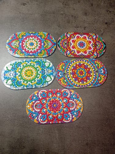 Rezensent zeigt die 5 fertigen Diamond Painting Haarspangen mit bunten Mandala-Mustern.
