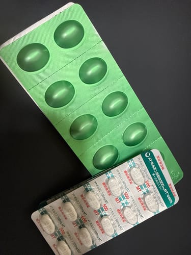 レビュー投稿者のアンチエイジングセット。緑色のリベルサスのシートと、白色の錠剤が入ったメトホルミンのシート。