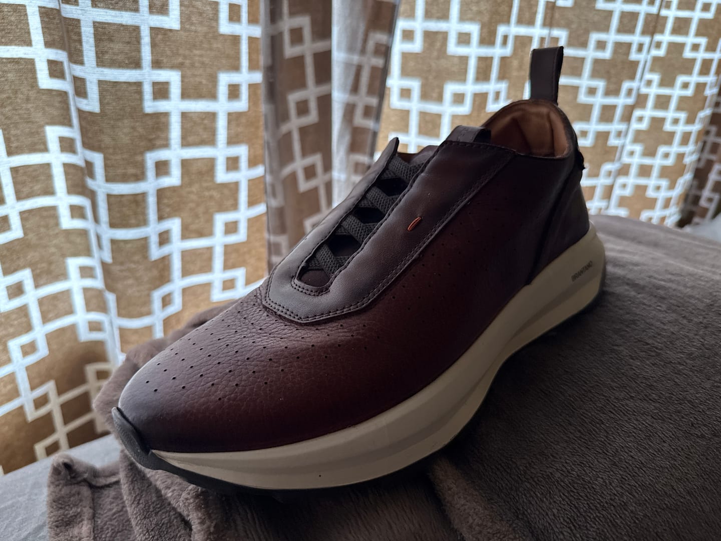 Customer photo review of SNEAKER SUELA ULTRA LIGERA AGUJETAS ELÁSTICAS PIEL CAFÉ