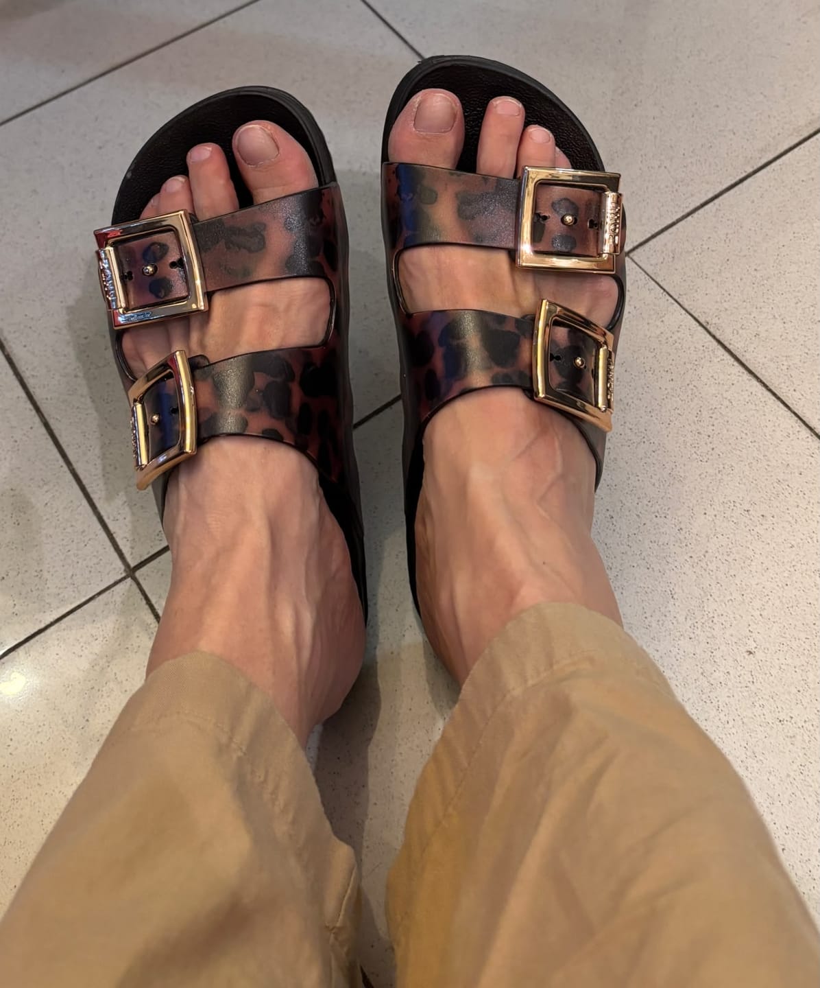 Customer photo review of כפכפי גומי בהדפס מנומר לנשים Partner III Fem