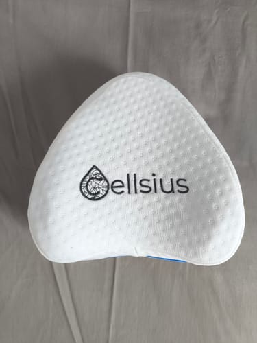 Photo d'un client du coussin genoux Cellsius avec sa housse blanche et texturée.