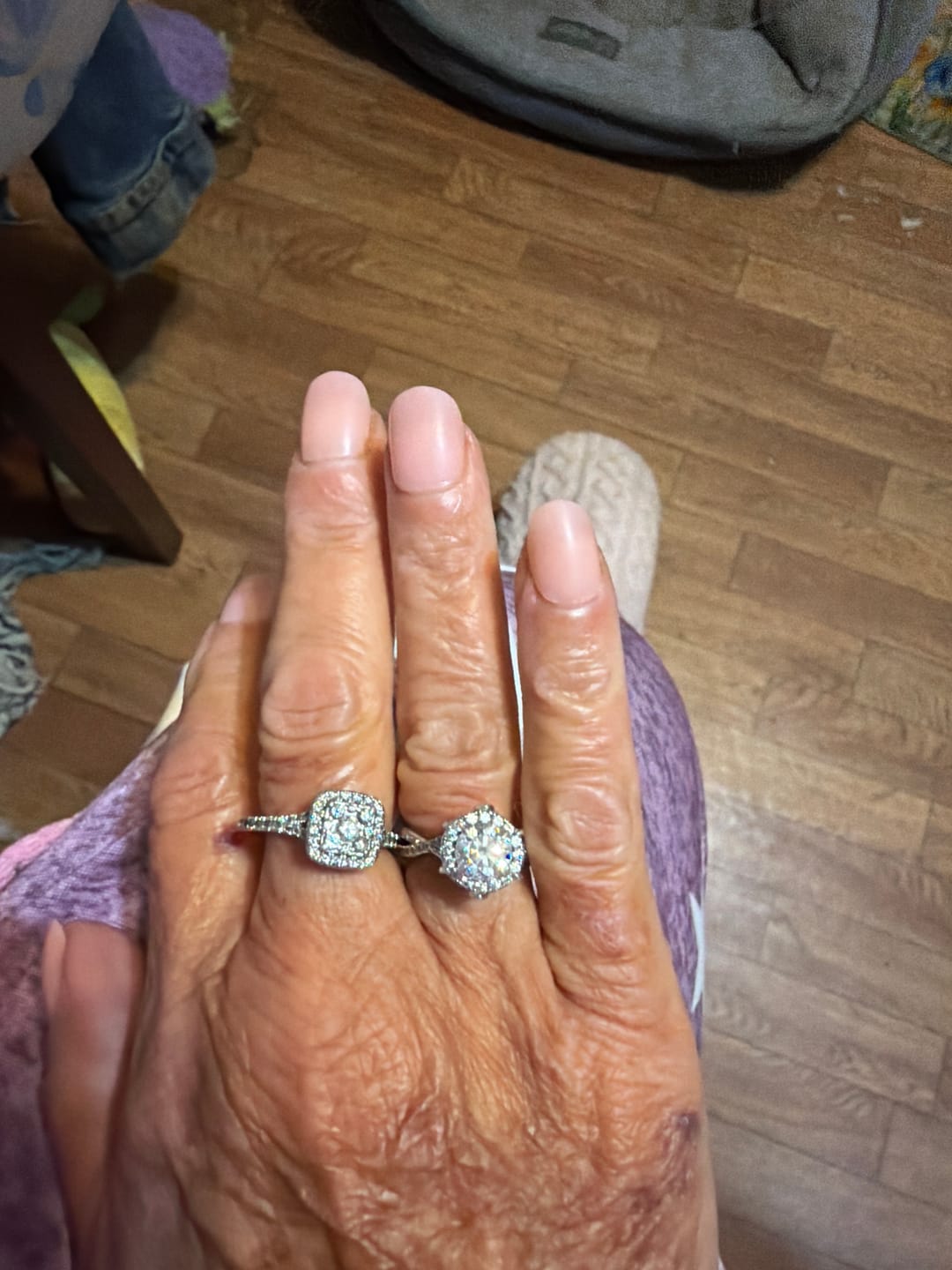 Customer photo review of S925 Moissanite 1.0 Carat Halo Round Cut Vintage Twist Engagement Ring