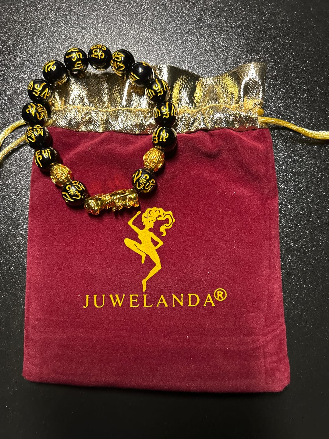 Customer photo review of WOHLSTAND Armband mit schwarzem Achat & tibetischen Mantra