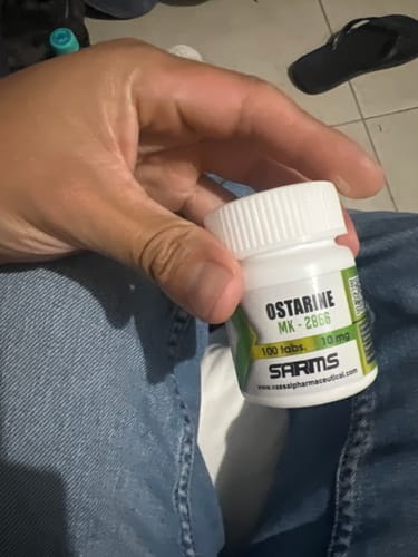 Cliente sosteniendo en su mano un frasco de Ostarine MK-2866.