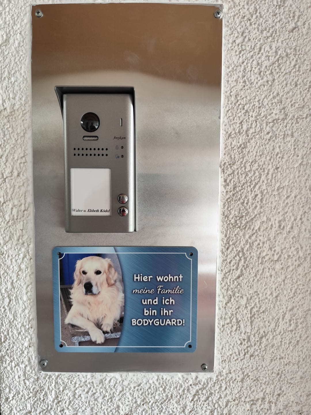 Customer photo review of Hunde-Türschild personalisiert mit Foto & Text (UV- und wetterfest)