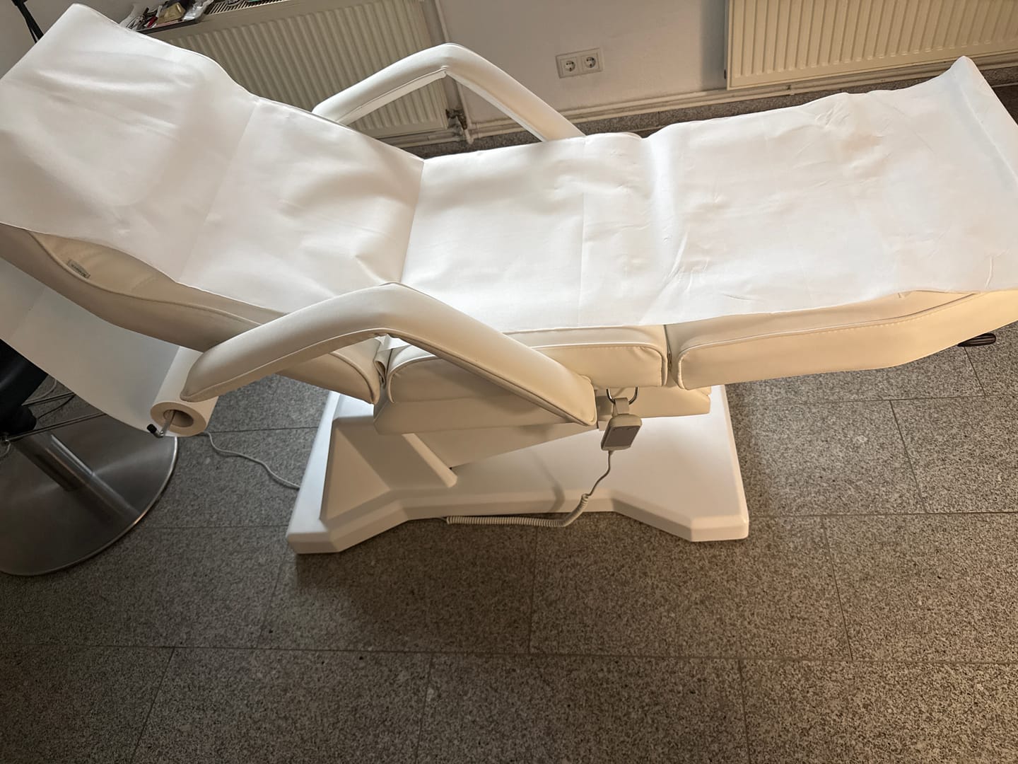 Customer photo review of Kosmetikliege Elektrisch Laris | Kosmetiksessel mit elektrischer Verstellung | 1 Motor, Handfernbedienung | 3 Jahre Garantie