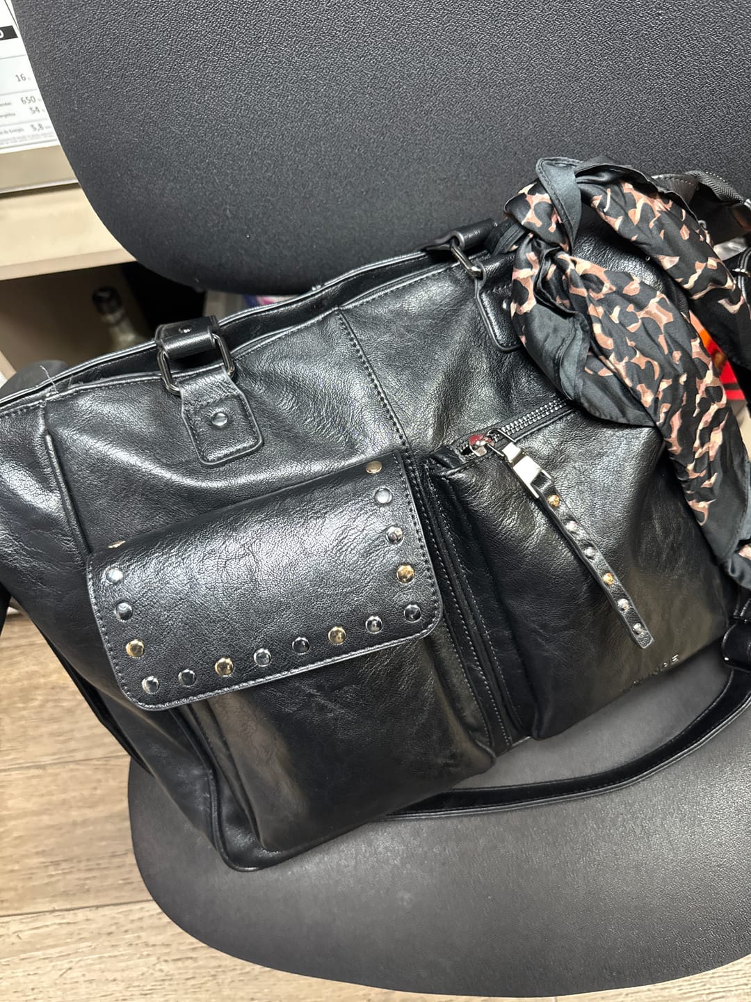 Customer photo review of Cartera Notebook Bolsillos Tachas