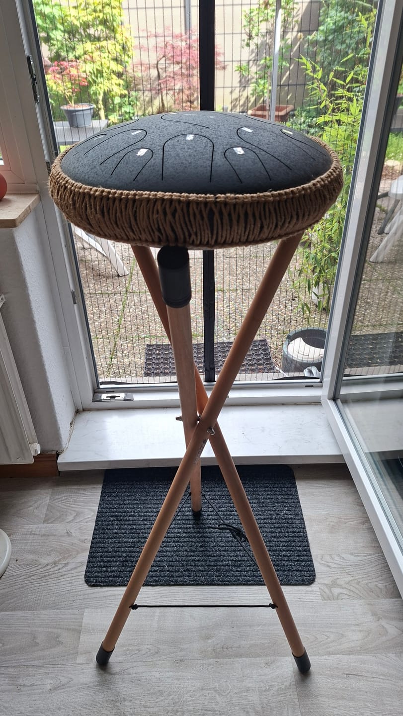 Customer photo review of Sonodrum Ständer für Zungentrommel & Handpan - Höhenverstellbar - 49 – 105 cm - Trommelständer