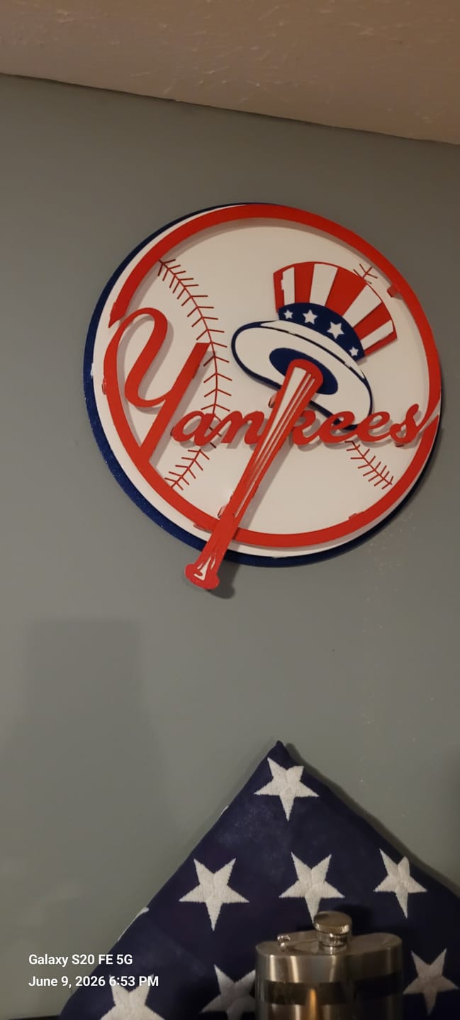 Customer photo review of New York Yankees "BAT AND HAT" 3D Vintage Metal Wall Art
