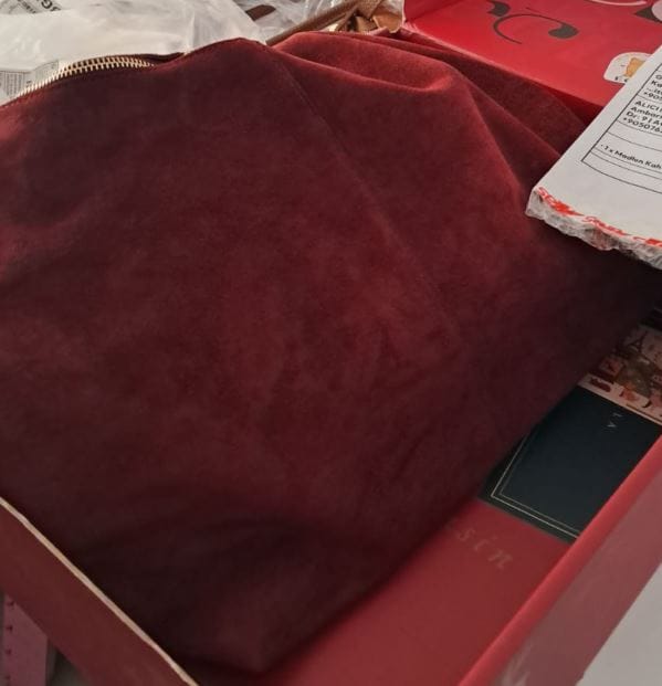 Customer photo review of Madlen Bordo Süet Çanta