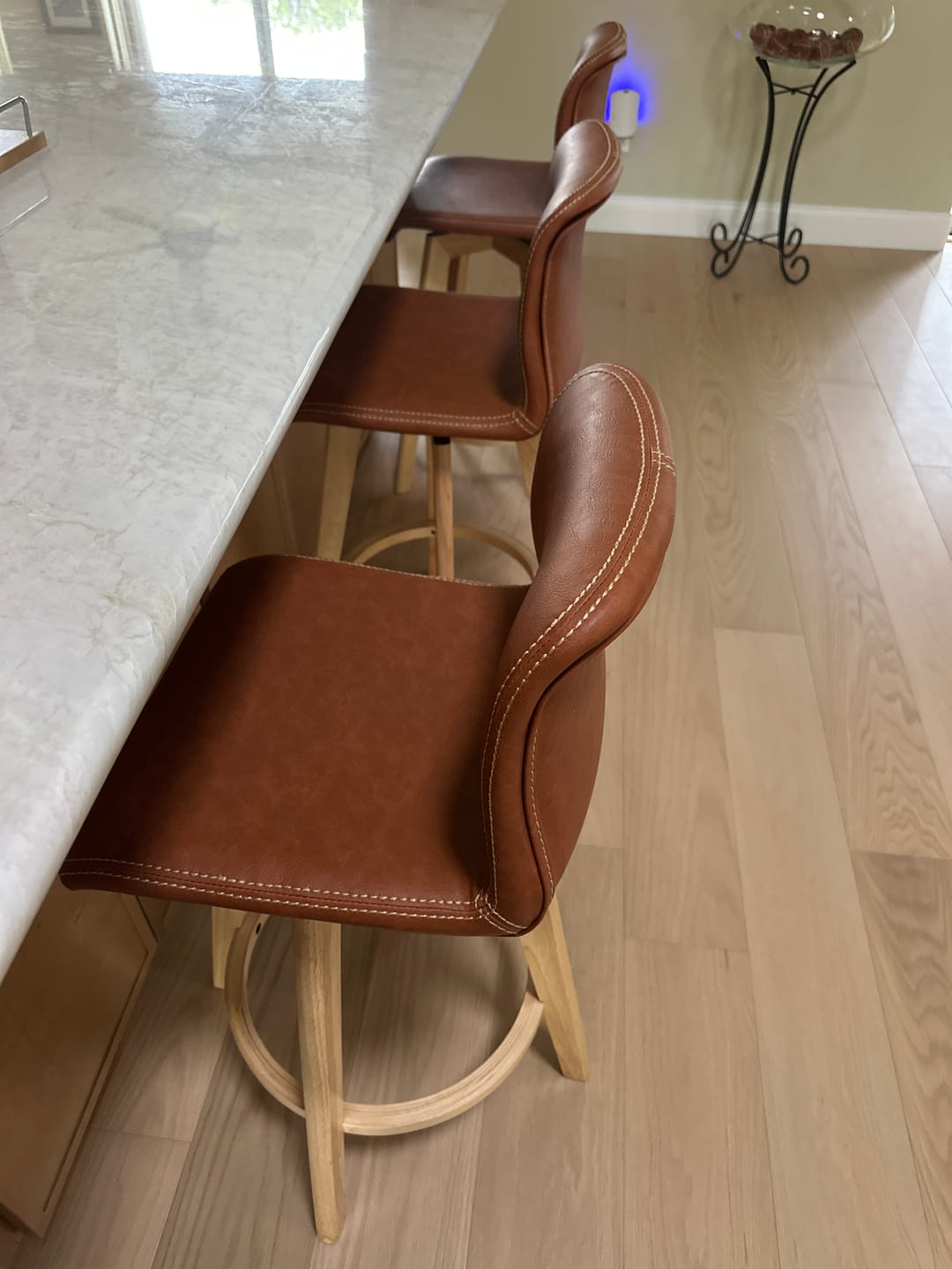 Customer photo review of Living Room Leather Saddle Seat Backrest Wood Bar Stool